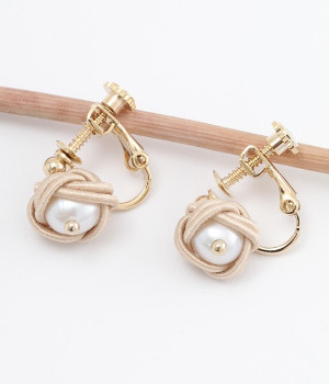 蕾　イヤリング(ベージュ-ONESIZE)