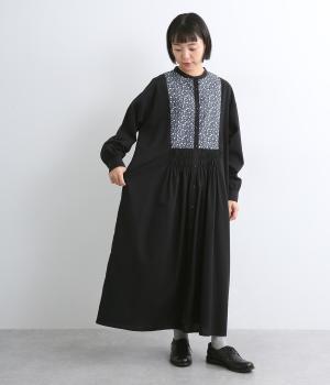 小花柄プリント　切替シャーリングワンピース(ブラック-F)