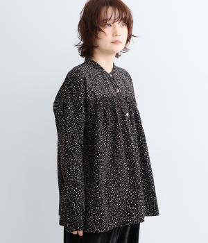 ランダムドットシャーリングブラウス（クロ・F）