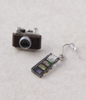レトロカメラのピアス
