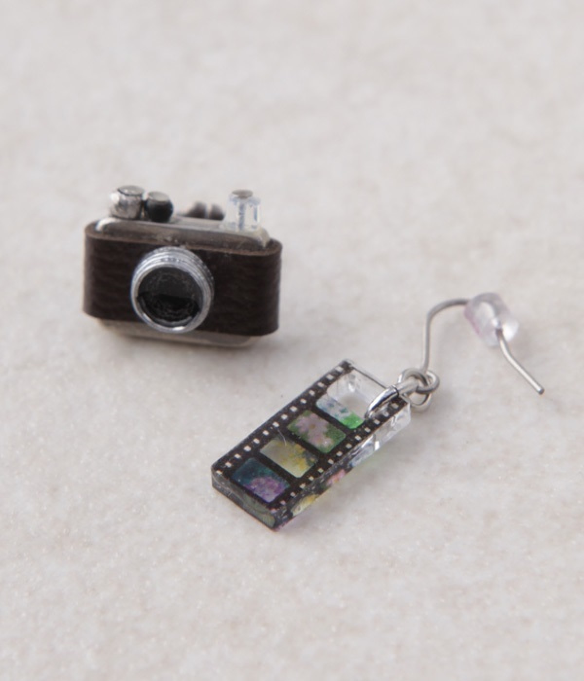 レトロカメラのピアス(ブラウン-ONESIZE)