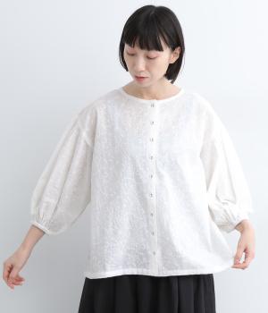ローンキャンブリック刺繍2wayオーバーレースくるみボタンブラウス(オフ-L)