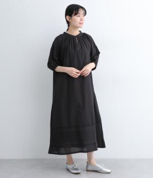 コットンリネンキャンブリックはしごレース×ピンタックワンピース(クロ-L)