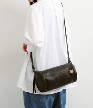 カウレザーロールショルダーバッグ(ブラック-ONESIZE)