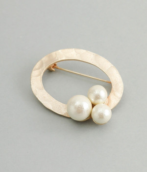 ツチメプレート　コットンパール付きブローチ(ゴールド-ONESIZE)