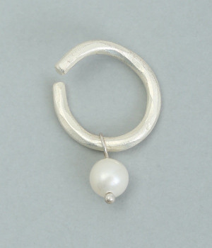 淡水パールつき　ツチメカーブイヤーカフ