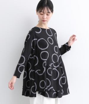 リネンコットンバブル柄後ろボタンティアードブラウス(ブラック-F)