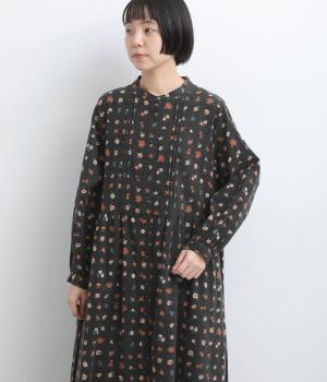 ピンタックギャザー起毛花柄ワンピース（クロ・F）