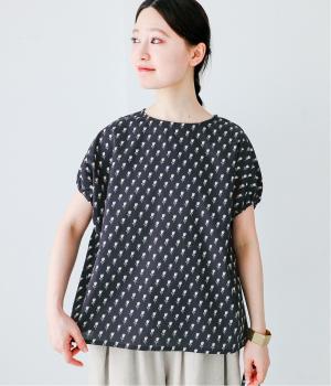 コットンフラワー柄裾ドロストブラウス(クロ-ONESIZE)