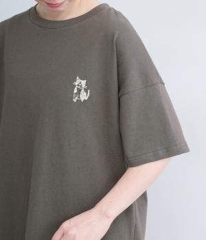 ワンポイントねこ刺しゅうTシャツ(チャコール-F)