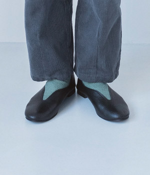 イタリアンレザー　Vカットフラットシューズ(ブラック-230)