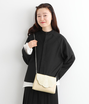 スカラップ 手刺繍ビーズクラッチバッグ(オフホワイト-ONESIZE)