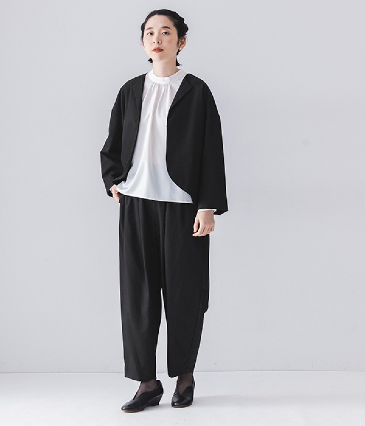 コラボ｜3点セット(ジャケット・ブラウス・パンツ)(ブラック/ホワイト-ONESIZE-【コラボ】)