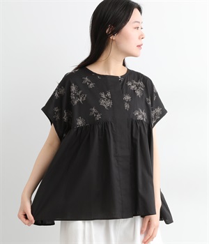 コットン FLOWER刺繍ギャザーシャツ(ブラック-ONESIZE)
