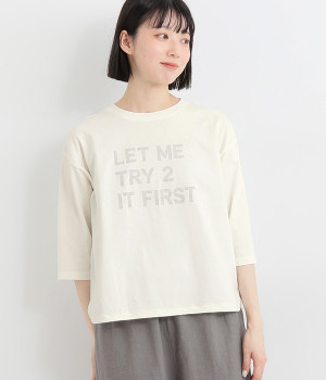 コットンBD天竺ヘムラウンドプリントTシャツ<LET ME TRY 2 IT FIRST>(オフホワイト-ONESIZE)