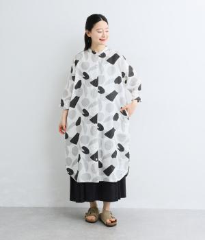 リネン幾何柄プリント　スタンド襟前開きワンピース(オフ-F)