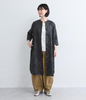 リネン幾何柄プリント　スタンド襟前開きワンピース(ブラック-F)