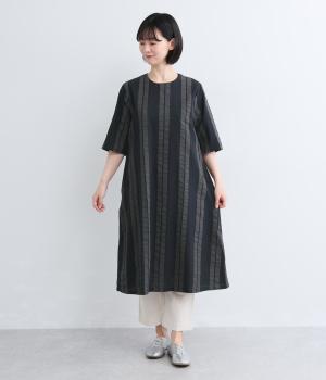 コットンサッカーストライプ　クルーネックワンピース(ブラック-F)