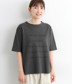 ラフィ天竺リリックスプリント裾ラウンドTシャツ(スミクロ-ONESIZE)