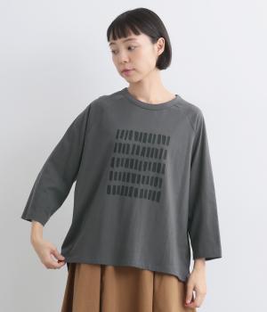 ラフィ天竺前後差ラグランブロックプリント8分袖T(チャコールグレー-F)