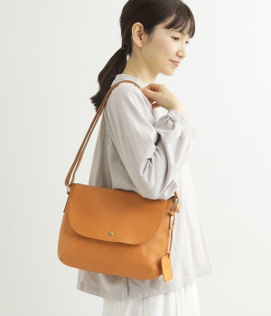 カウレザーフラップショルダーバッグ(ブラウン-ONESIZE)