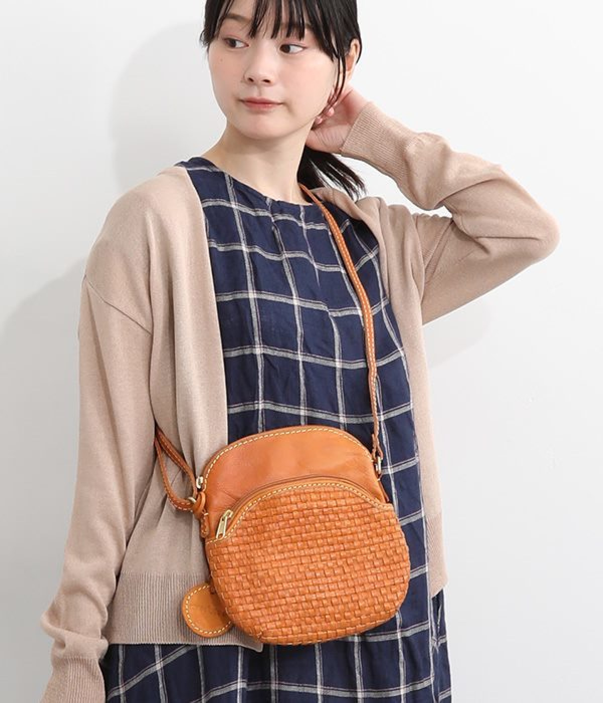 カウレザー　メッシュポケット　ラウンド型ショルダーバッグ(ブラウン-ONESIZE)