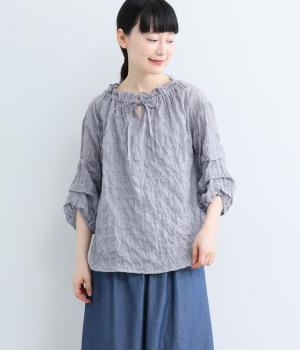 襟ぐりにリボンを通しタック袖5分袖ブラウス(ネイビー-F)