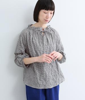 襟ぐりにリボンを通しタック袖5分袖ブラウス(ブラック-F)