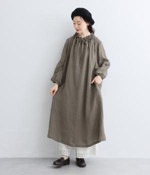 衿ぐりフリル付きギャザーワンピース（チャコールグレー・F）