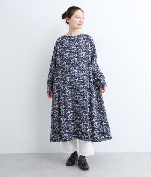 オーガニックコットン木漏れ日サテンプリントAラインワンピース(ダークネイビー-ONESIZE)