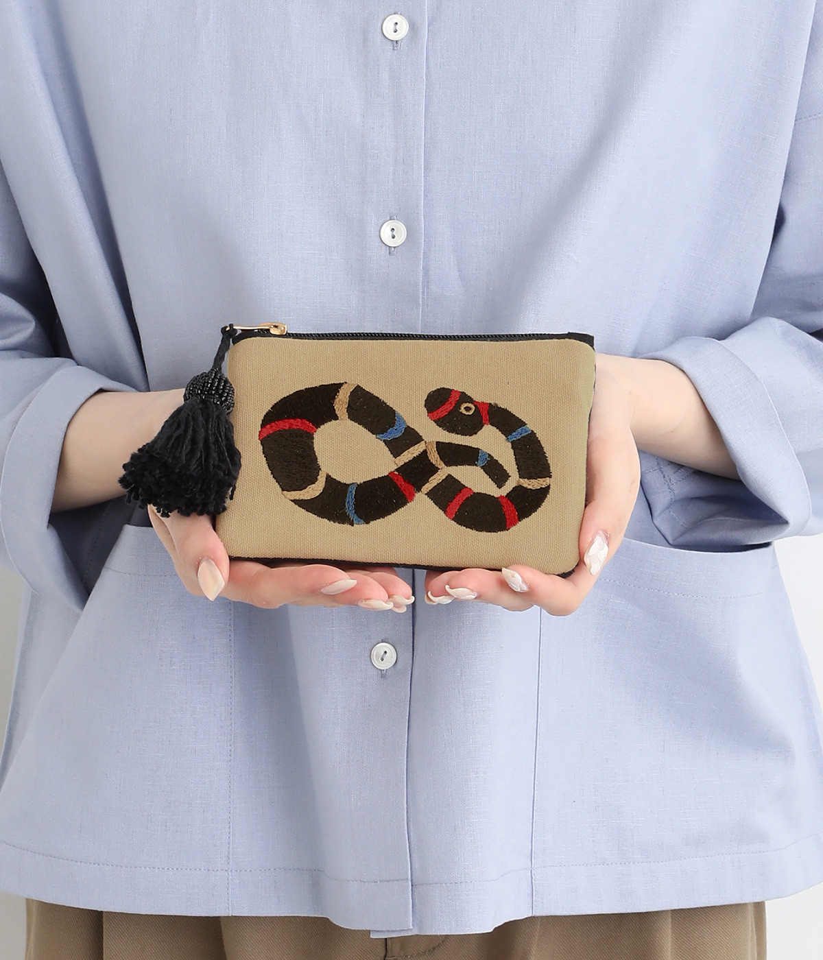 CHIZURI刺繍フラットポーチ(ヘビ)(ベージュ-ONESIZE)