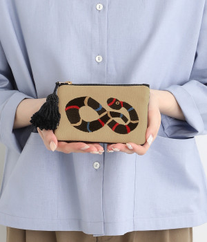 CHIZURI刺繍フラットポーチ(ヘビ)(ベージュ-ONESIZE)