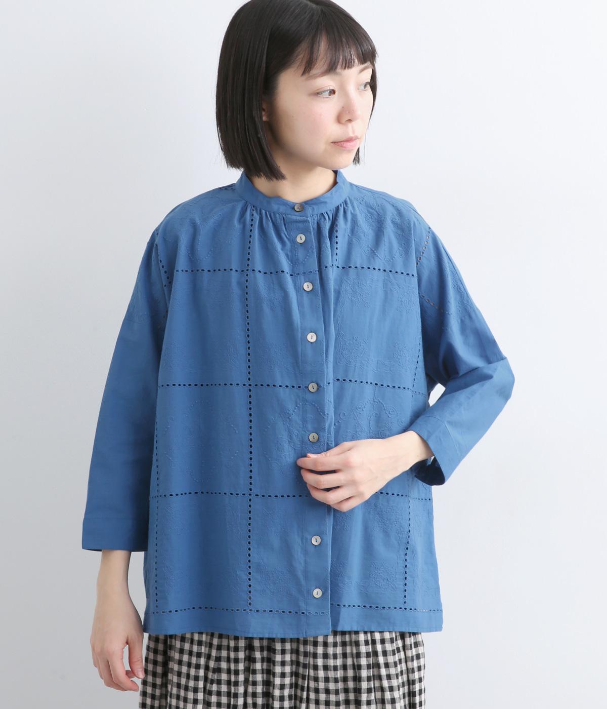 四角のなかのタイルのようなシフリー刺繍ギャザーブラウス｜TANABANA