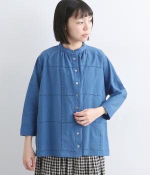 四角のなかのタイルのようなシフリー刺繍ギャザーブラウス