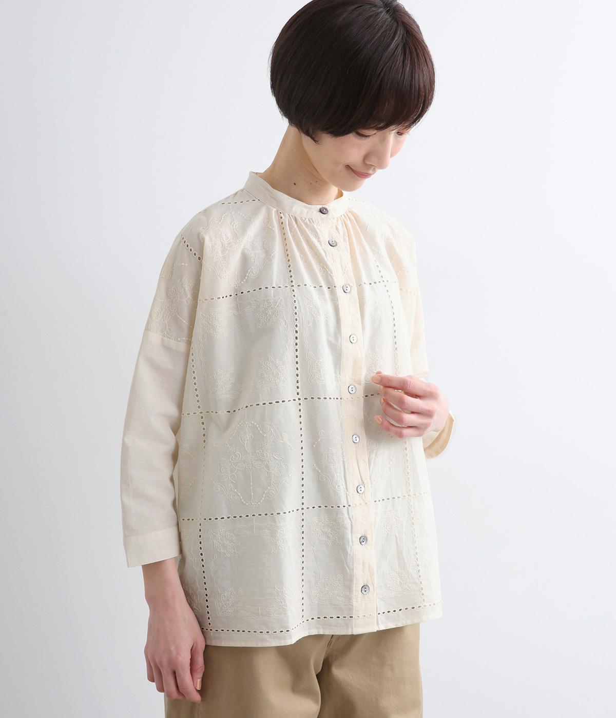 四角のなかのタイルのようなシフリー刺繍ギャザーブラウス(ナチュラル-F)