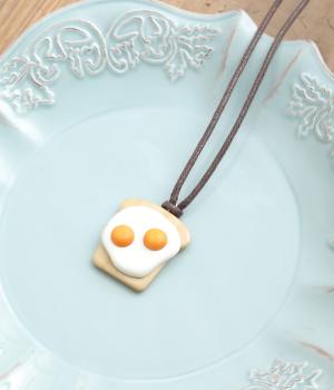 ウッド目玉焼き食パンネックレス