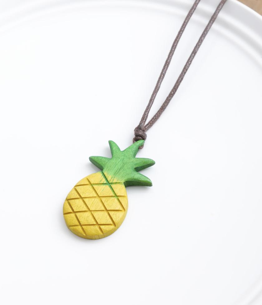 ウッドパイナップルネックレス