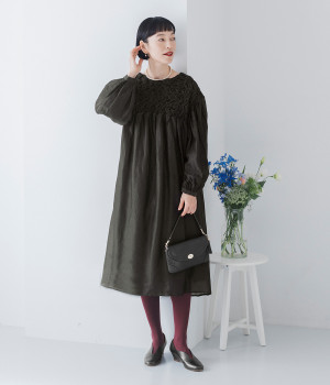 コラボ｜ラティススモッキングワンピース(ブラック-ONESIZE-【コラボ】)