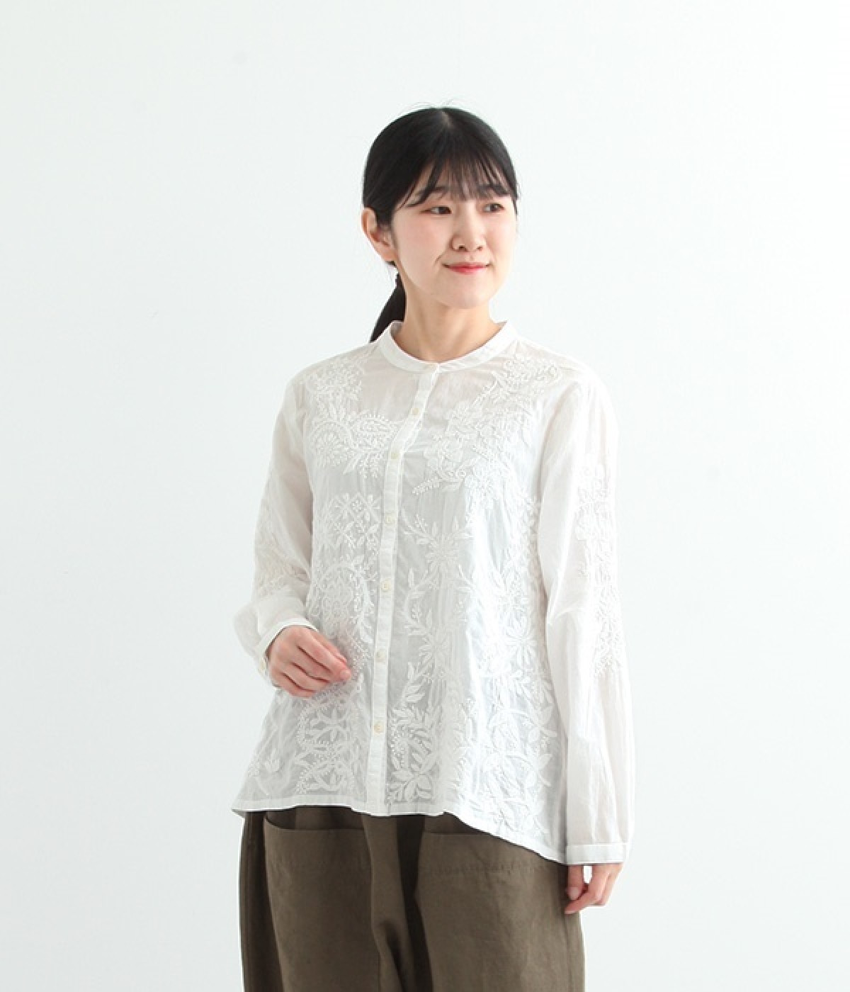 コットンキャンブリック　ラクノウ刺繍花モチーフブラウス(ホワイト-ONESIZE)