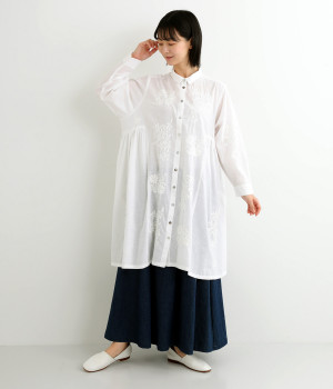 コットンラクノウ刺繍シャツカラーチュニック(ホワイト-ONESIZE)