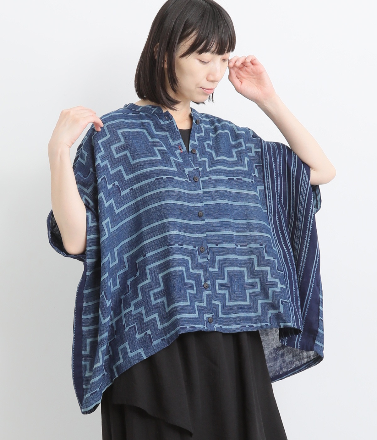 モン族柄藍染プリントスタンドカラーブラウス(ネイビー-ONESIZE)