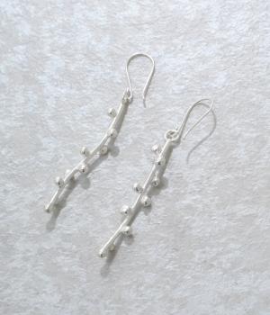 カレンシルバー　つぶロングピアス