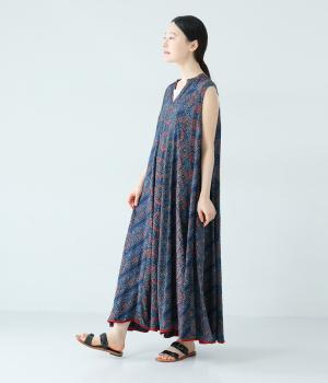 アジャラクプリント　ノースリーブワンピース(ブルー-F)