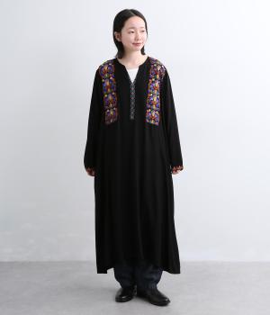 レーヨンアリ刺繍スキッパーワンピース（ブラック・F）