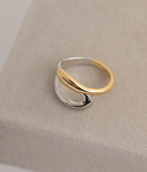 hug close bicolor リング