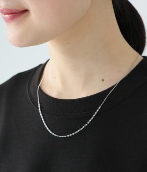 センターチェーン　ネックレス