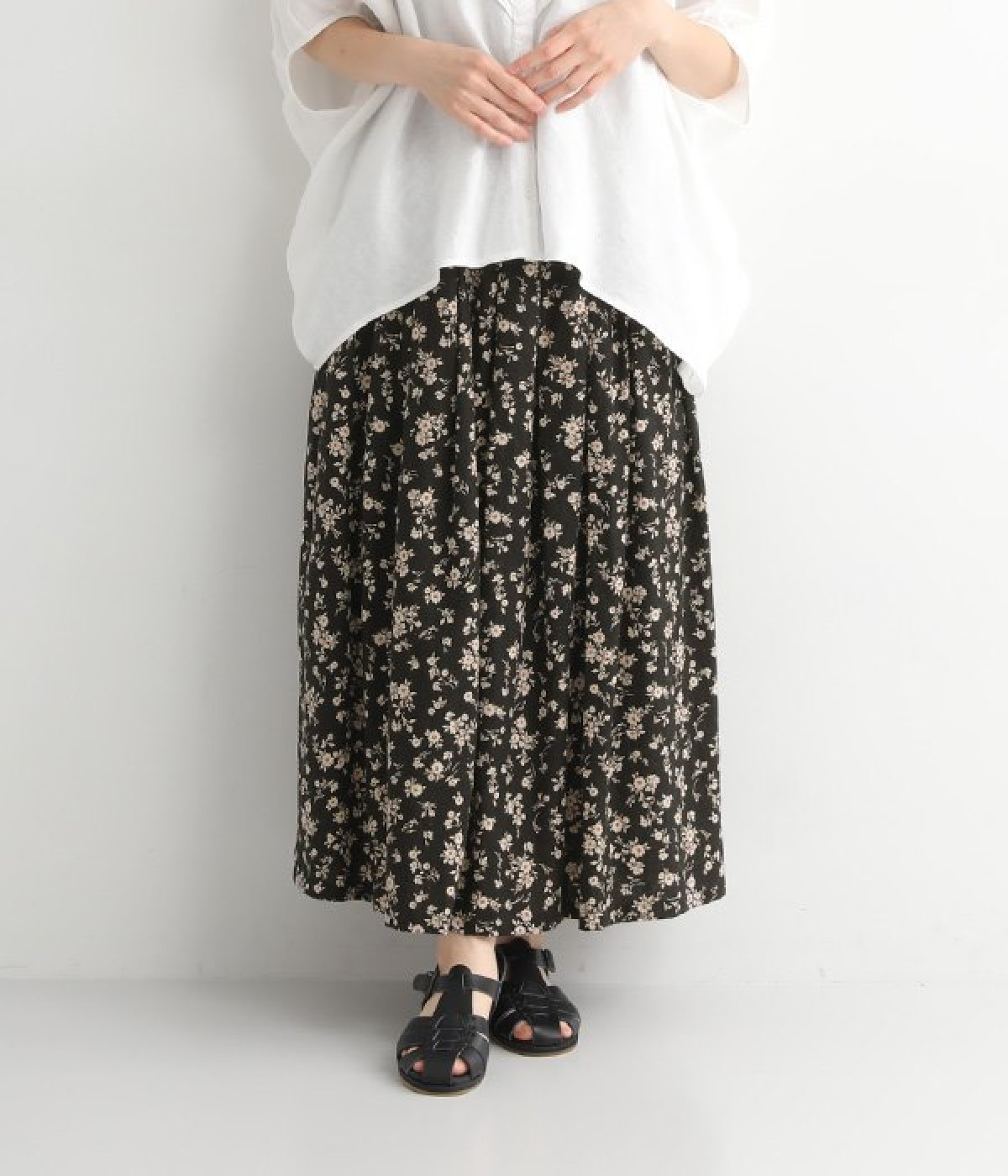 裏付　タックスカート　リネンコットン花柄プリントスカート(ブラックベース×キナリ花-ONESIZE)