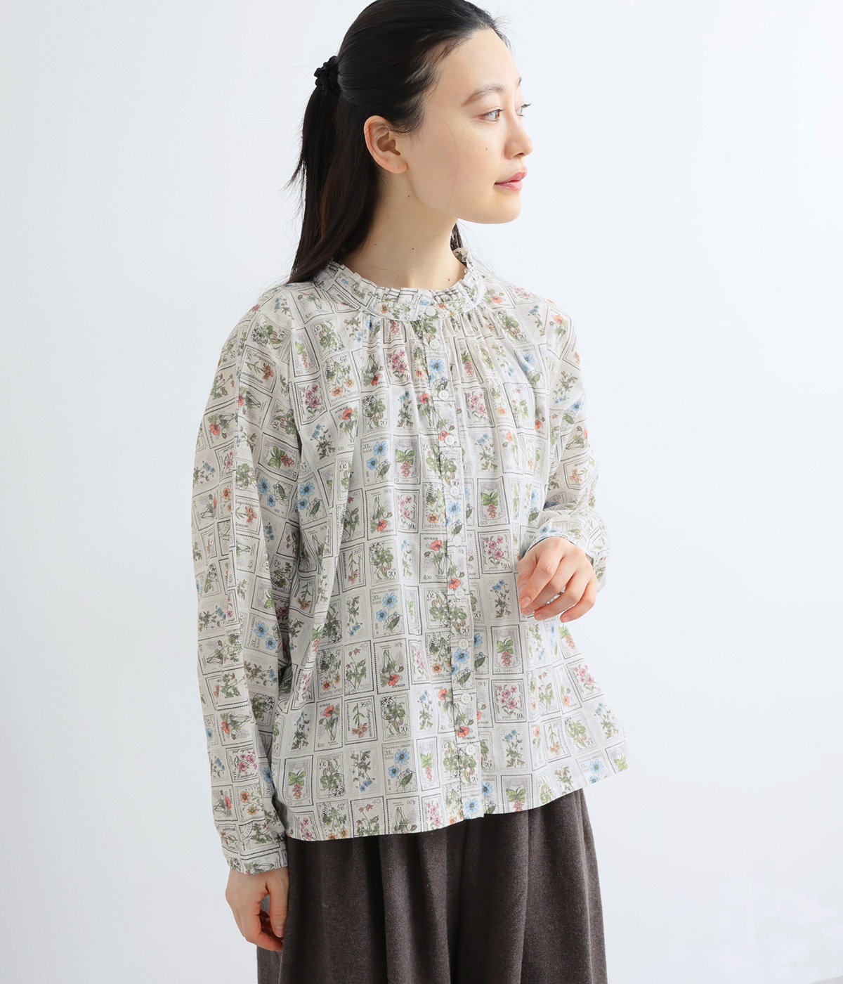 コットン切手柄プリント　襟フリルドルマン袖本貝釦ブラウス(オフプリント-ONESIZE)