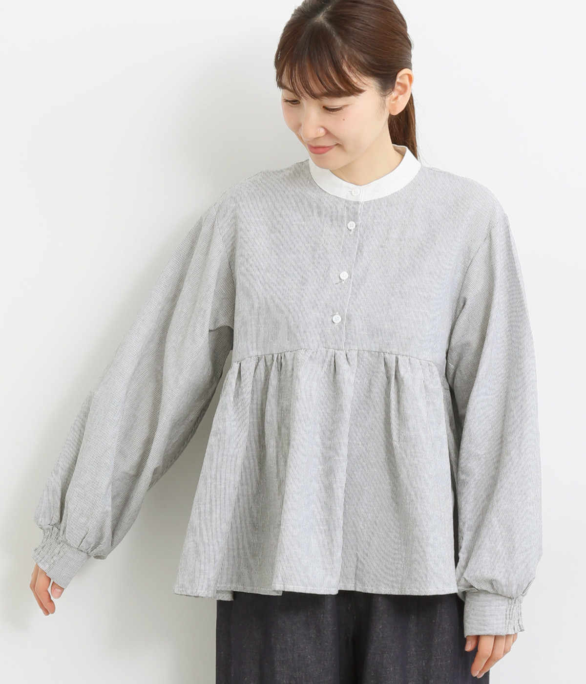 リネンコットン先染ストライプバンドカラーギャザーフリル本貝釦ブラウス(ピンストライプ-ONESIZE)