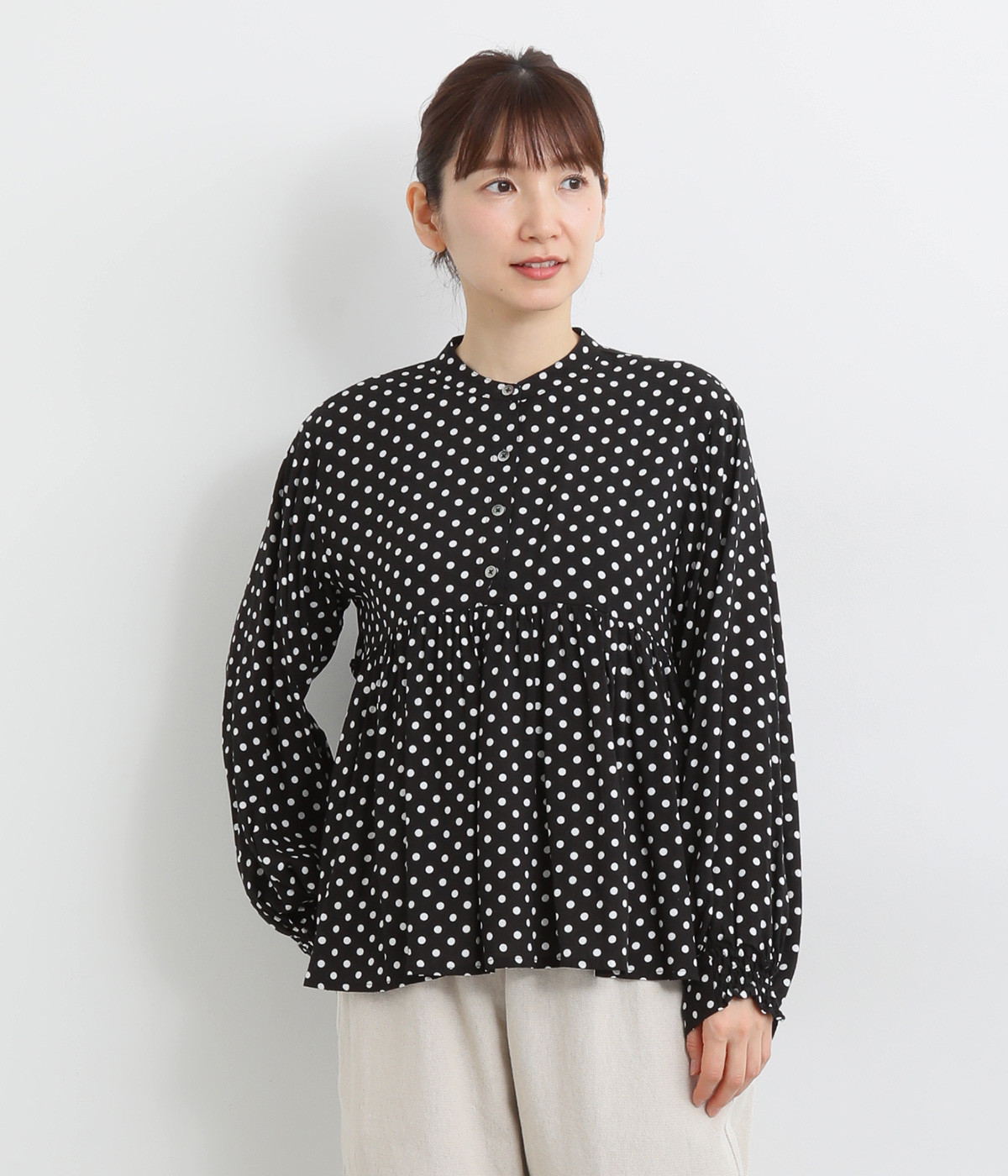 ドットプリントバンドカラーギャザーフリル本貝釦ブラウス(ブラックドット-ONESIZE)